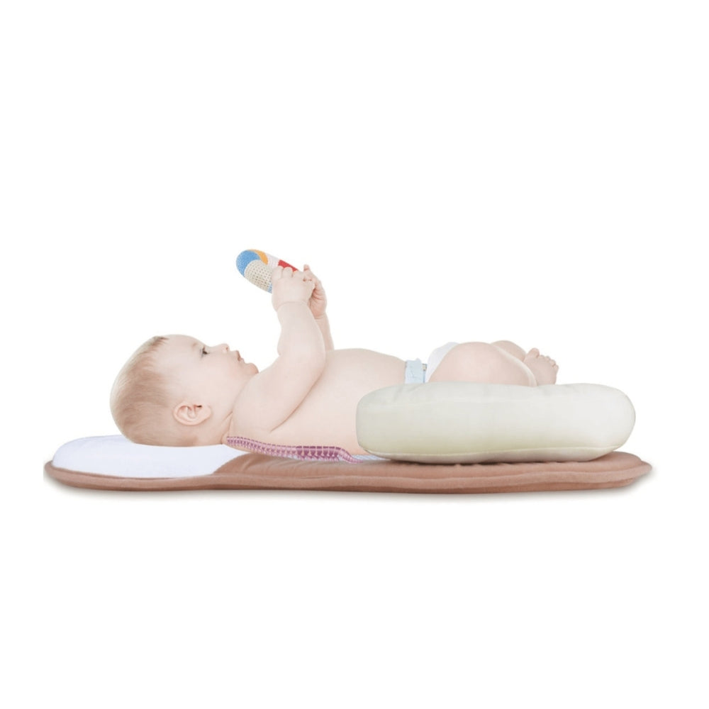 Almohada posicionadora para bebé con arco de juegos